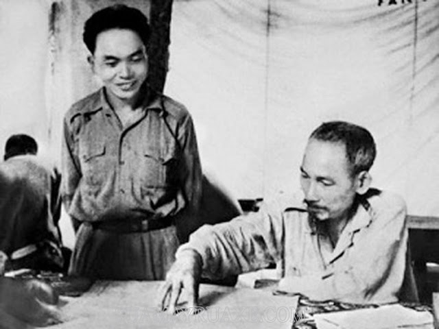 Bác Hồ cùng Đại tướng Võ Nguyên Giáp bàn bạc chiến lược
