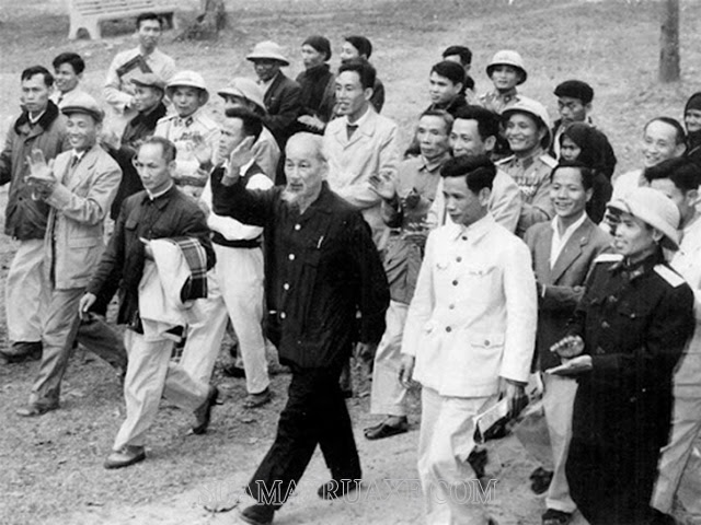 Chủ tịch Hồ Chí Minh đến công trường thăm các công nhân làm việc