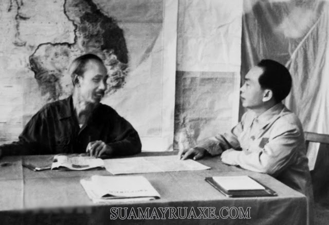Chủ tịch Hồ Chí Minh làm việc cùng Đại tướng Võ Nguyên Giáp