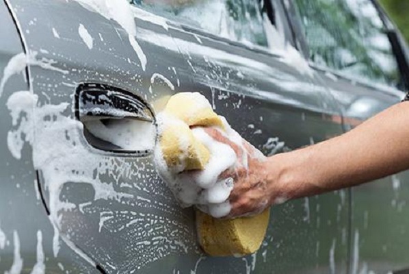 Có nên rửa xe ô tô bằng xà phòng hay không?